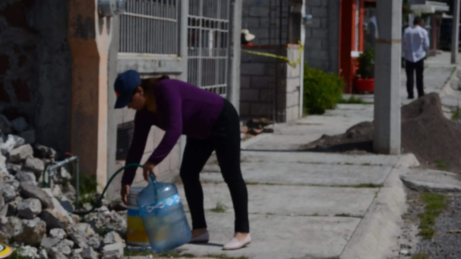 Desde hace dos semanas, 90 familias no cuentan con agua en el fraccionamiento Parques de San Miguel, en Amealco de Bonfil.